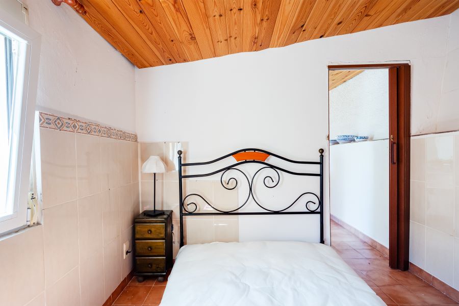 Rummelig villa med flere udhuse på stor grund med smuk havudsigt i Almuñecar