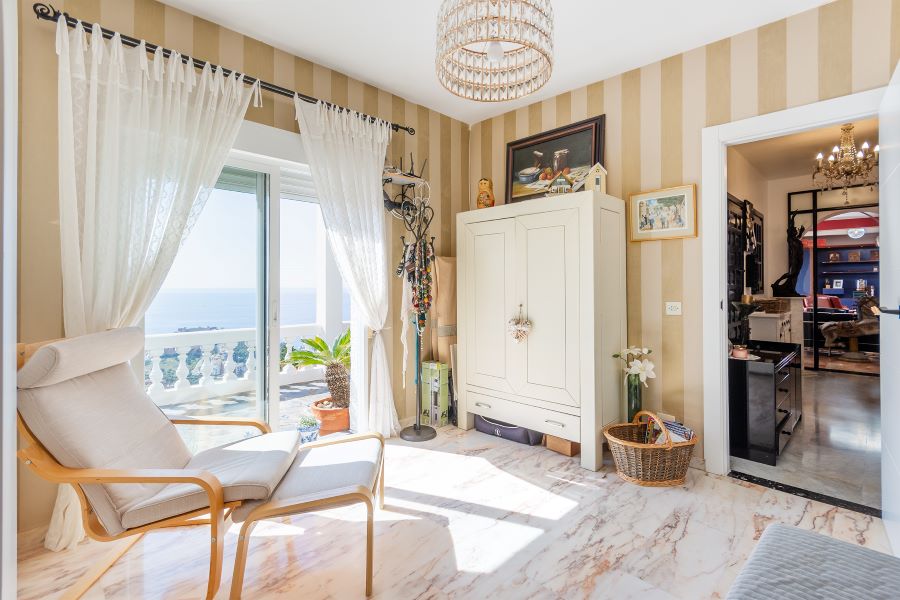 Rummelig villa med flere udhuse på stor grund med smuk havudsigt i Almuñecar