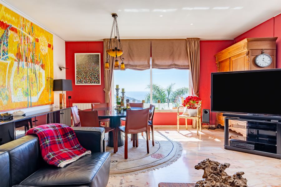 Rummelig villa med flere udhuse på stor grund med smuk havudsigt i Almuñecar