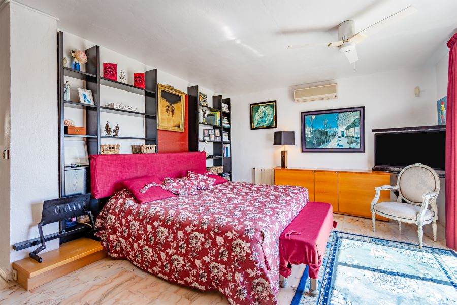 Rummelig villa med flere udhuse på stor grund med smuk havudsigt i Almuñecar