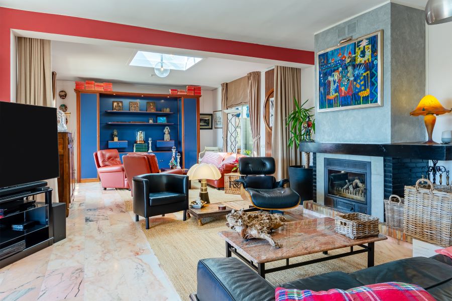 Rummelig villa med flere udhuse på stor grund med smuk havudsigt i Almuñecar