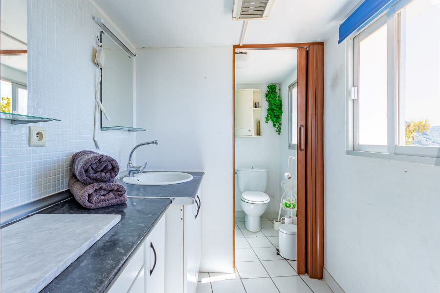 Rummelig villa med flere udhuse på stor grund med smuk havudsigt i Almuñecar