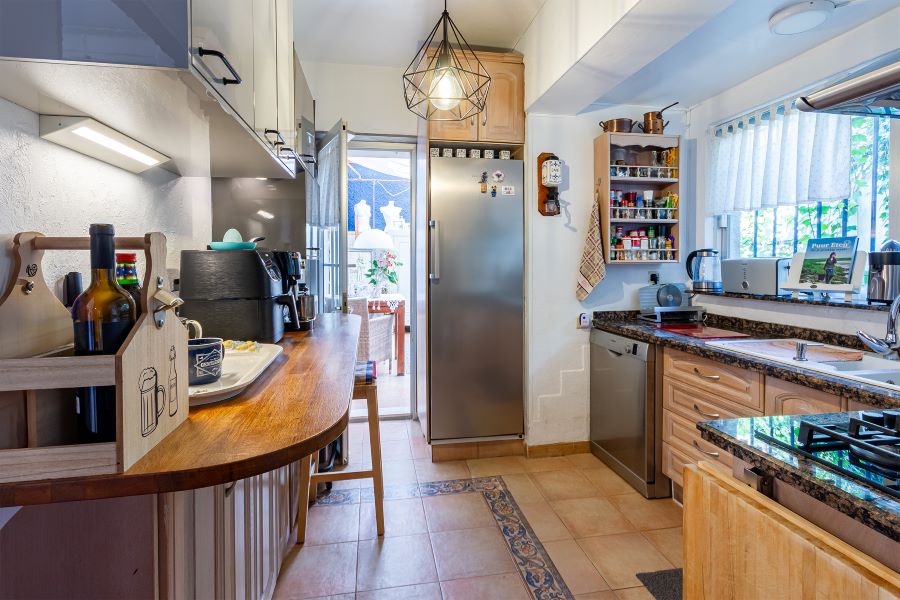 Rummelig villa med flere udhuse på stor grund med smuk havudsigt i Almuñecar