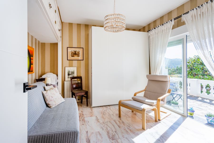 Rummelig villa med flere udhuse på stor grund med smuk havudsigt i Almuñecar