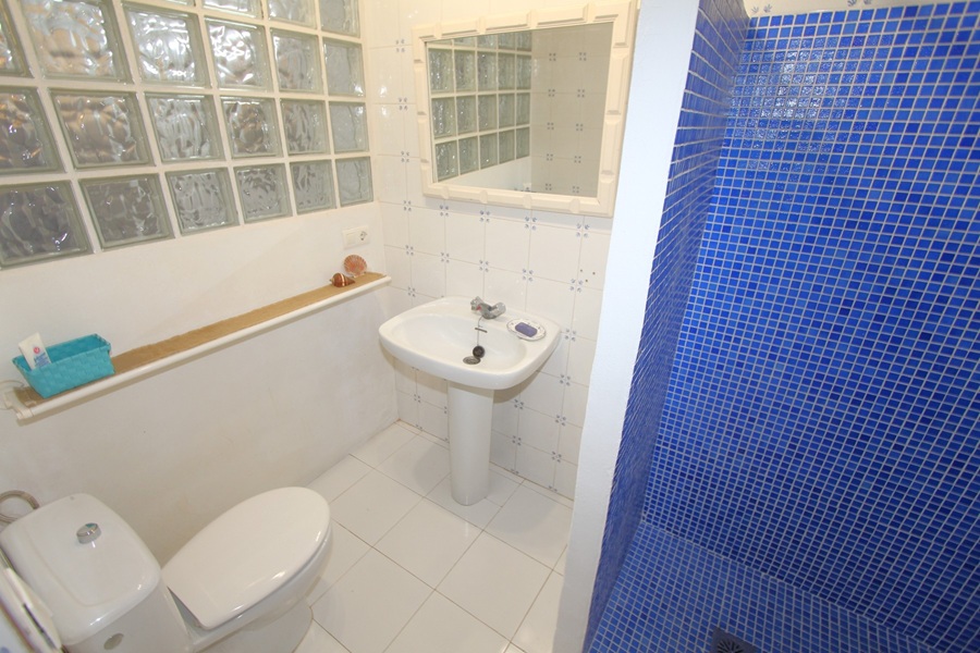 Charmerende sydvendt lejlighed med privat pool i East Nerja