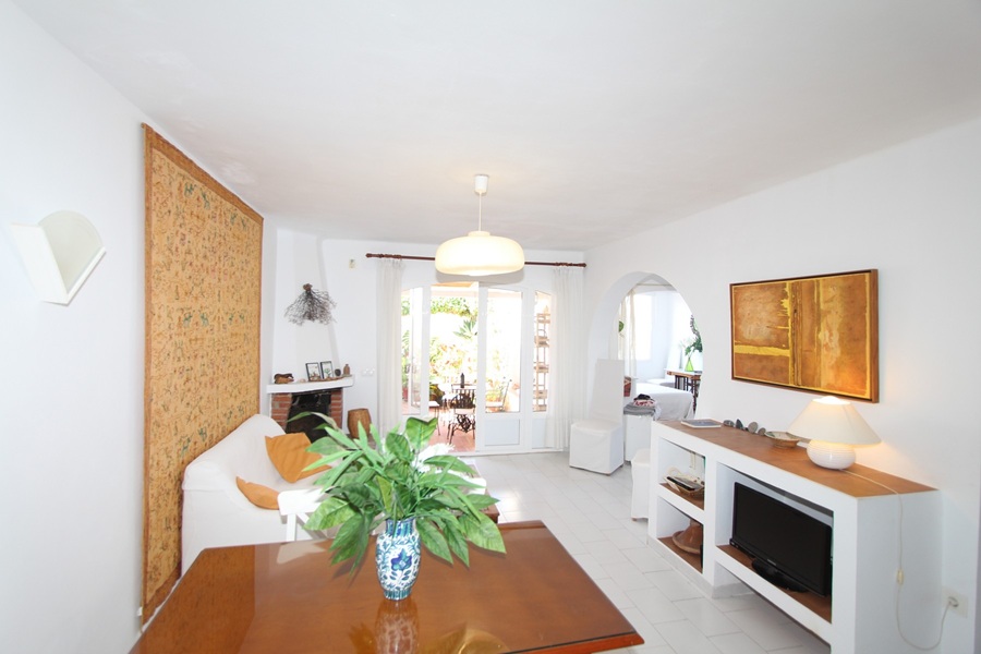 Charmerende sydvendt lejlighed med privat pool i East Nerja