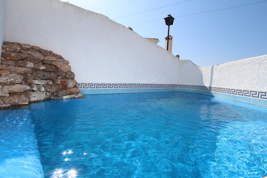 Charmerende sydvendt lejlighed med privat pool i East Nerja