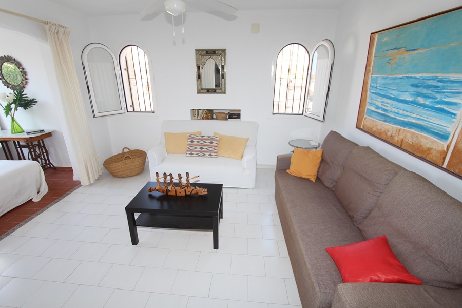 Charmerende sydvendt lejlighed med privat pool i East Nerja