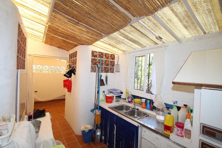 Charmerende sydvendt lejlighed med privat pool i East Nerja