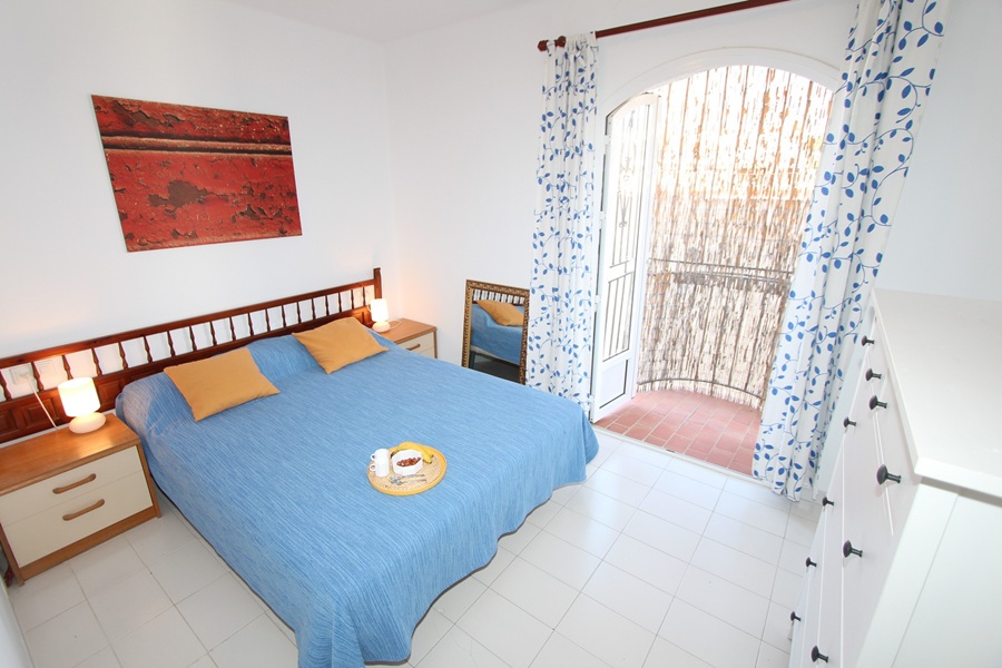 Charmerende sydvendt lejlighed med privat pool i East Nerja