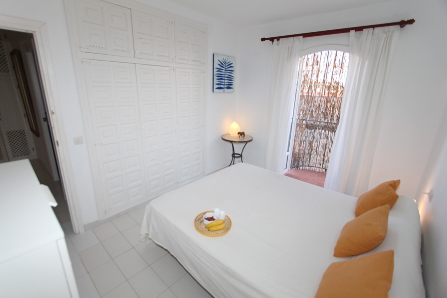 Charmerende sydvendt lejlighed med privat pool i East Nerja