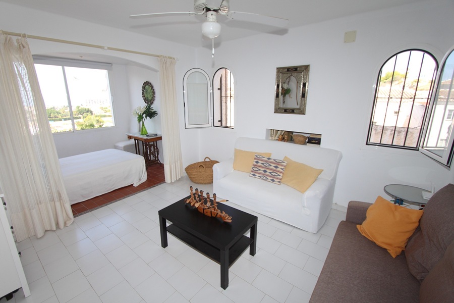 Charmerende sydvendt lejlighed med privat pool i East Nerja