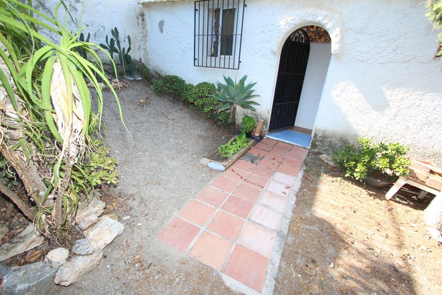 Charmerende sydvendt lejlighed med privat pool i East Nerja