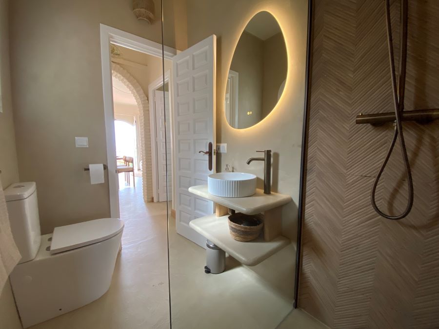 Fantastisk stuga med havsutsikt från den rymliga balkongen, bara sex minuters promenad från Burriana-stranden, Nerja.