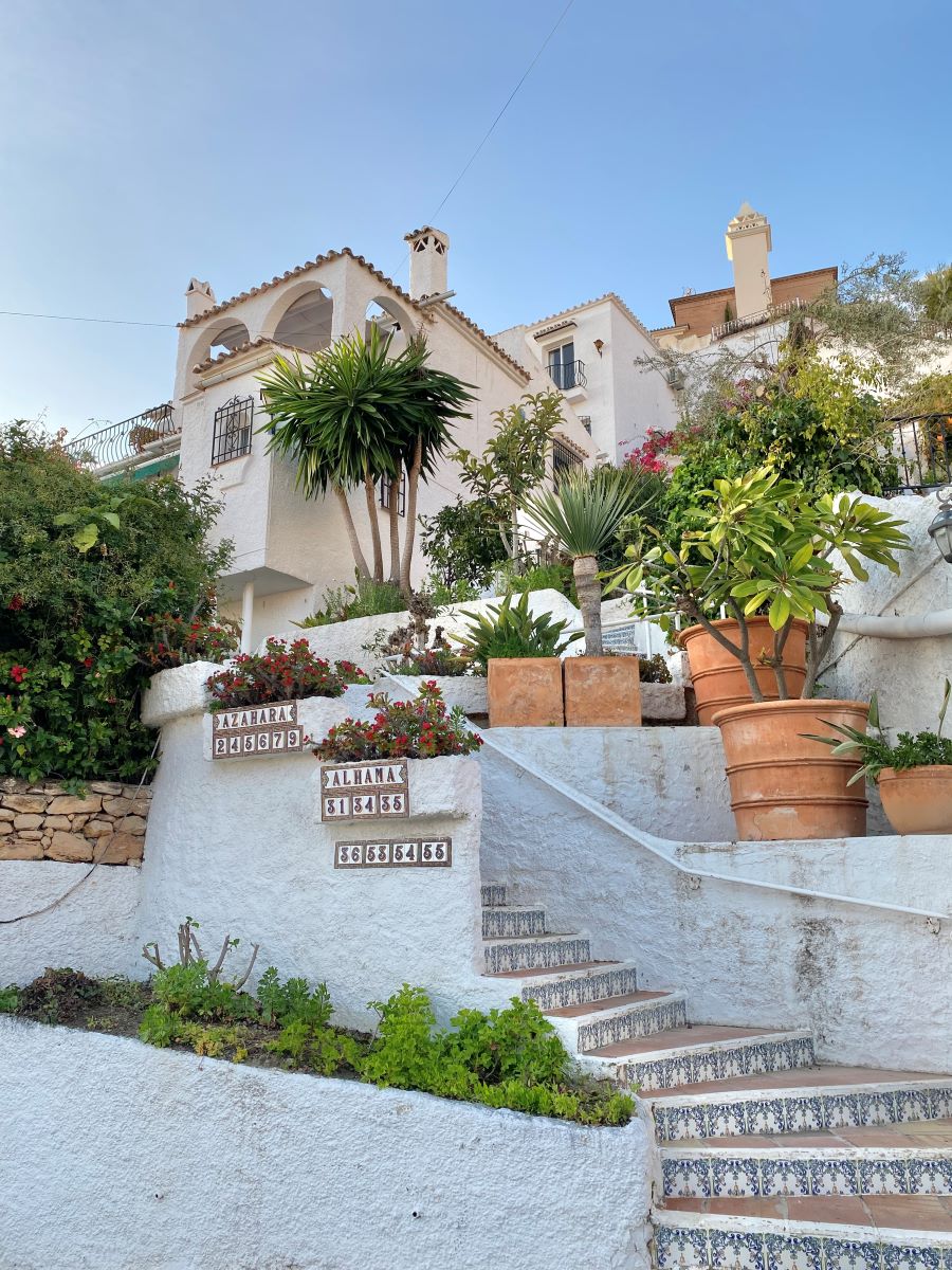 Fantastisk stuga med havsutsikt från den rymliga balkongen, bara sex minuters promenad från Burriana-stranden, Nerja.