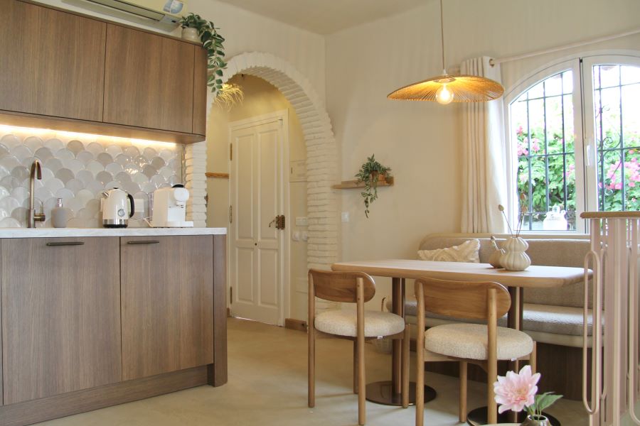 Fantastisk stuga med havsutsikt från den rymliga balkongen, bara sex minuters promenad från Burriana-stranden, Nerja.