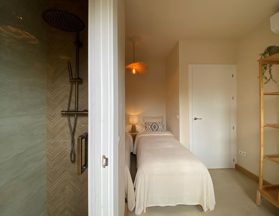 Fantastisk stuga med havsutsikt från den rymliga balkongen, bara sex minuters promenad från Burriana-stranden, Nerja.