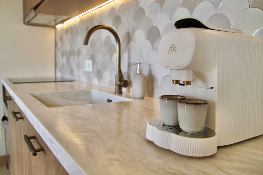 Fantastisk stuga med havsutsikt från den rymliga balkongen, bara sex minuters promenad från Burriana-stranden, Nerja.