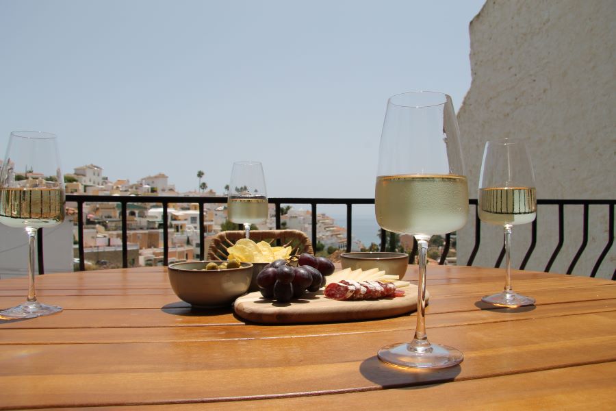 Fantastisk stuga med havsutsikt från den rymliga balkongen, bara sex minuters promenad från Burriana-stranden, Nerja.