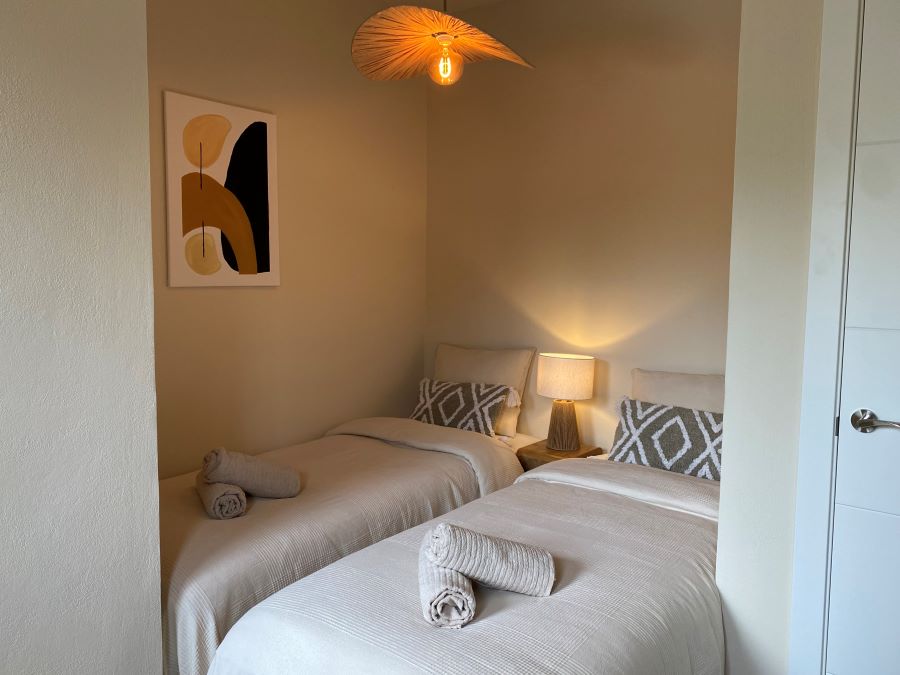 Fantastisk stuga med havsutsikt från den rymliga balkongen, bara sex minuters promenad från Burriana-stranden, Nerja.