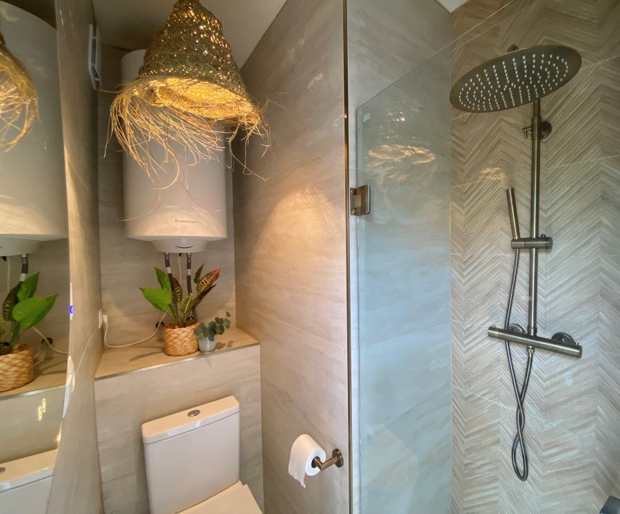 Fantastisk stuga med havsutsikt från den rymliga balkongen, bara sex minuters promenad från Burriana-stranden, Nerja.