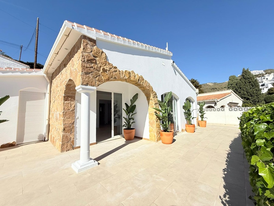 Villa med privat pool i Torrox Costa (El Peñoncillo) med havsutsikt.