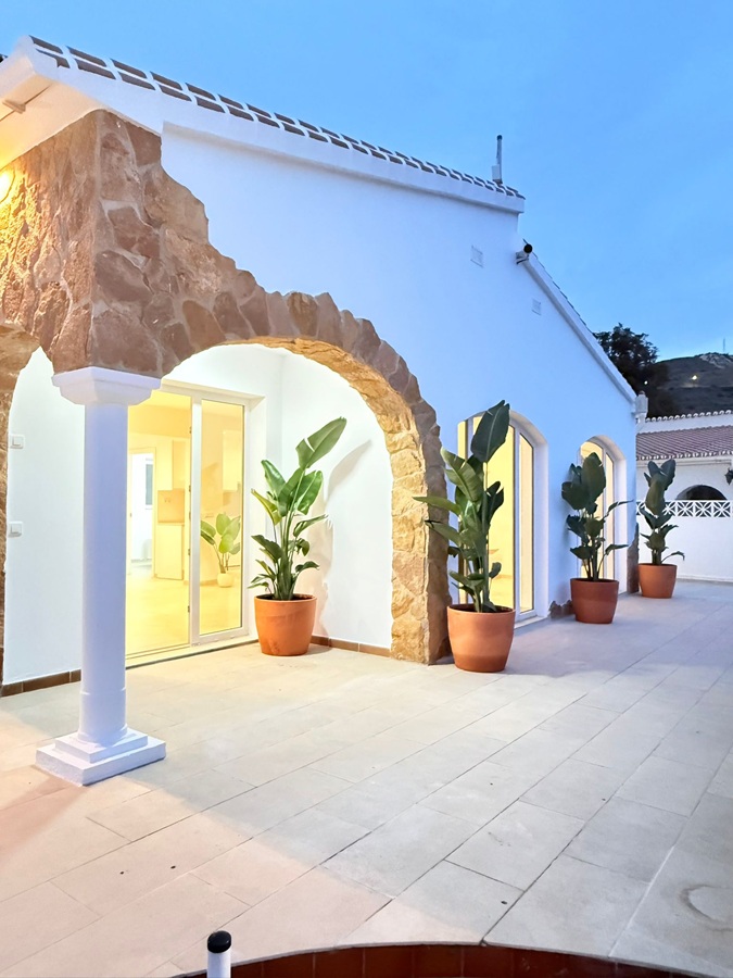 Villa med privat pool i Torrox Costa (El Peñoncillo) med havsutsikt.