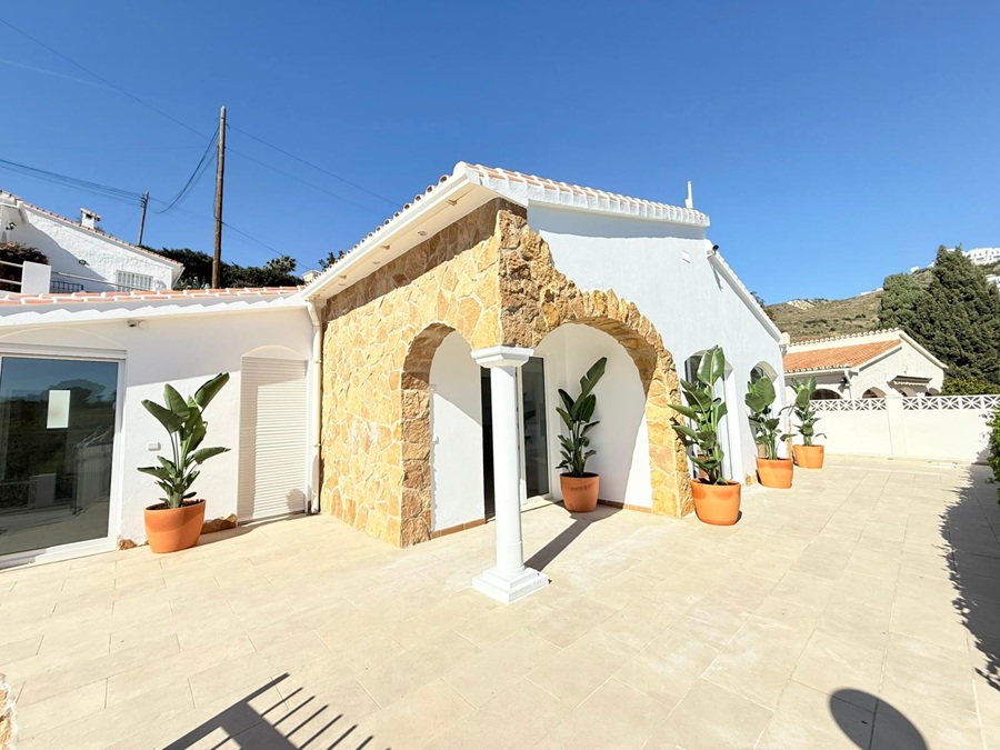Villa med privat pool i Torrox Costa (El Peñoncillo) med havsutsikt.