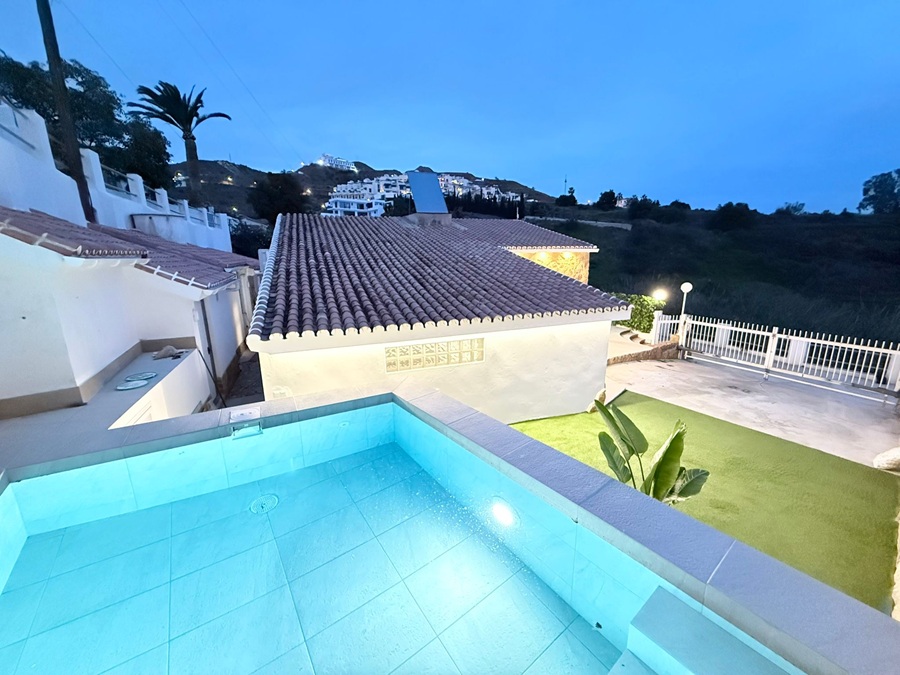 Villa med privat pool i Torrox Costa (El Peñoncillo) med havsutsikt.