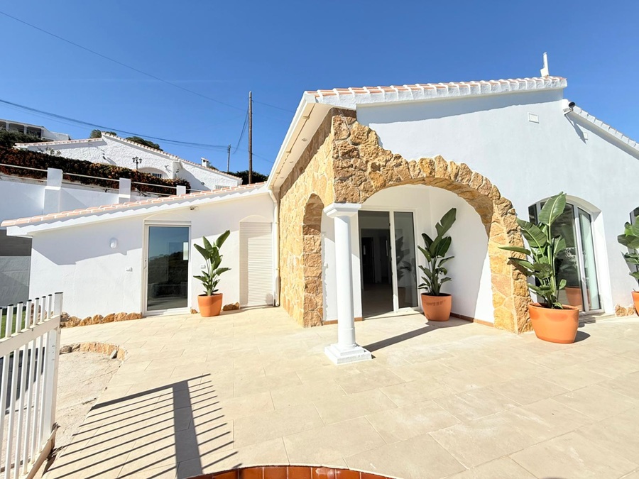 Villa med privat pool i Torrox Costa (El Peñoncillo) med havsutsikt.