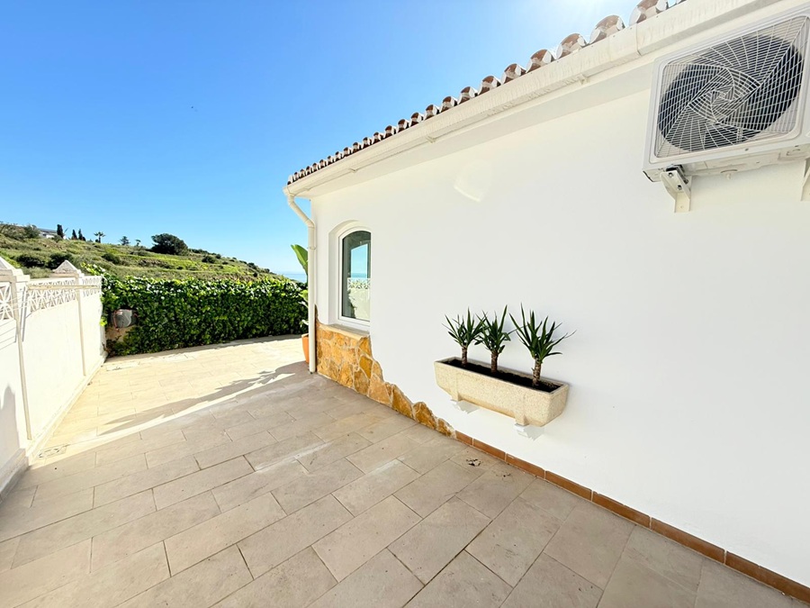Villa med privat pool i Torrox Costa (El Peñoncillo) med havsutsikt.
