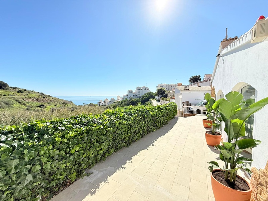 Villa med privat pool i Torrox Costa (El Peñoncillo) med havsutsikt.