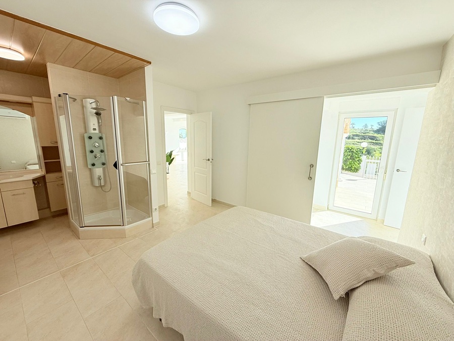 Villa med privat pool i Torrox Costa (El Peñoncillo) med havsutsikt.