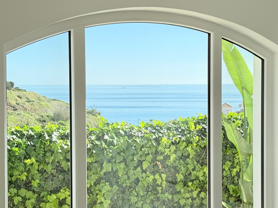 Villa med privat pool i Torrox Costa (El Peñoncillo) med havsutsikt.