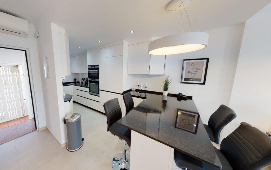 Apartamento moderno con vistas al mar en urbanización Verde Mar, Nerja