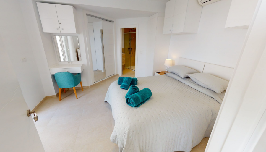 Apartamento moderno con vistas al mar en urbanización Verde Mar, Nerja