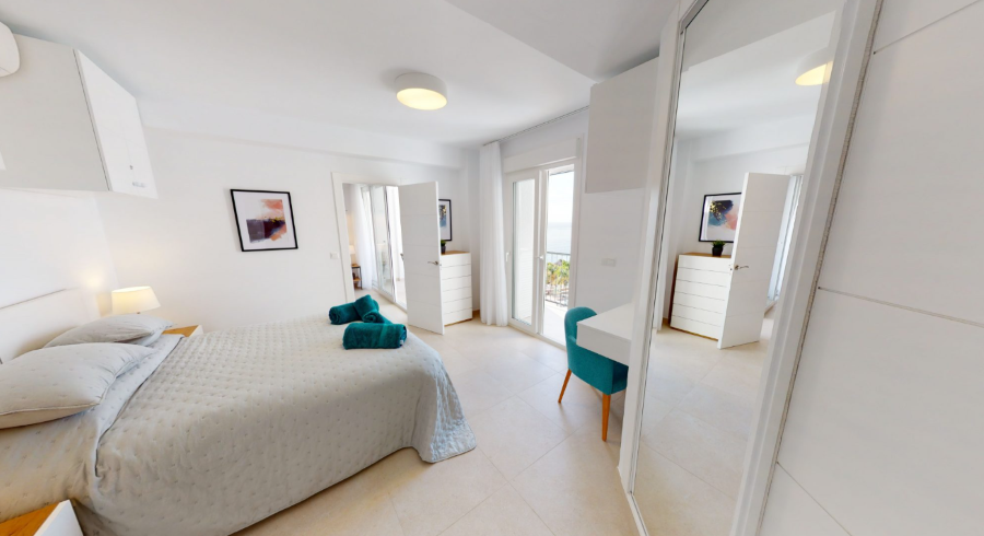 Apartamento moderno con vistas al mar en urbanización Verde Mar, Nerja