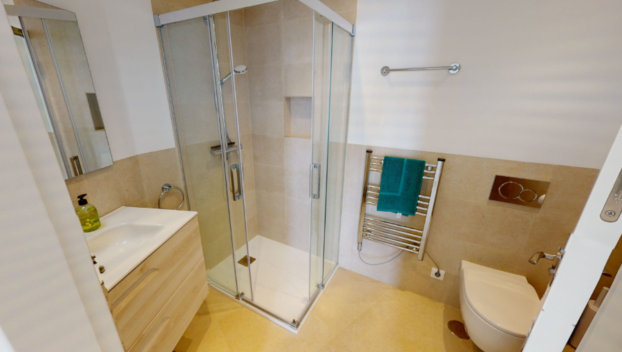 Apartamento moderno con vistas al mar en urbanización Verde Mar, Nerja