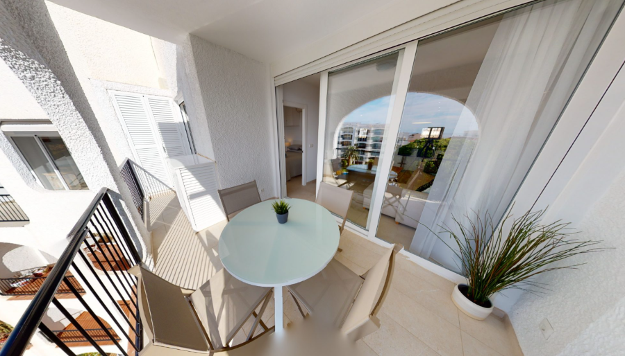 Apartamento moderno con vistas al mar en urbanización Verde Mar, Nerja