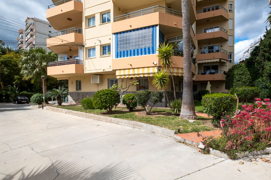 Comfortable ground floor apartment, located just a few minutes walk from the well-known Burriana beach.