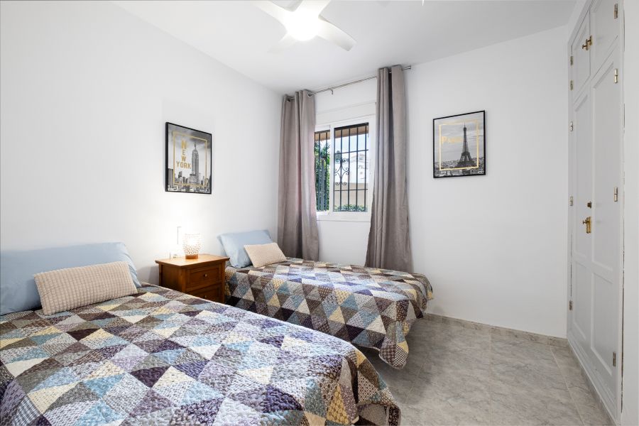 Comfortable ground floor apartment, located just a few minutes walk from the well-known Burriana beach.