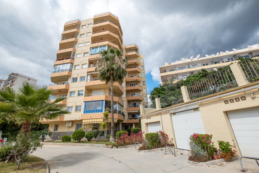 Comfortable ground floor apartment, located just a few minutes walk from the well-known Burriana beach.