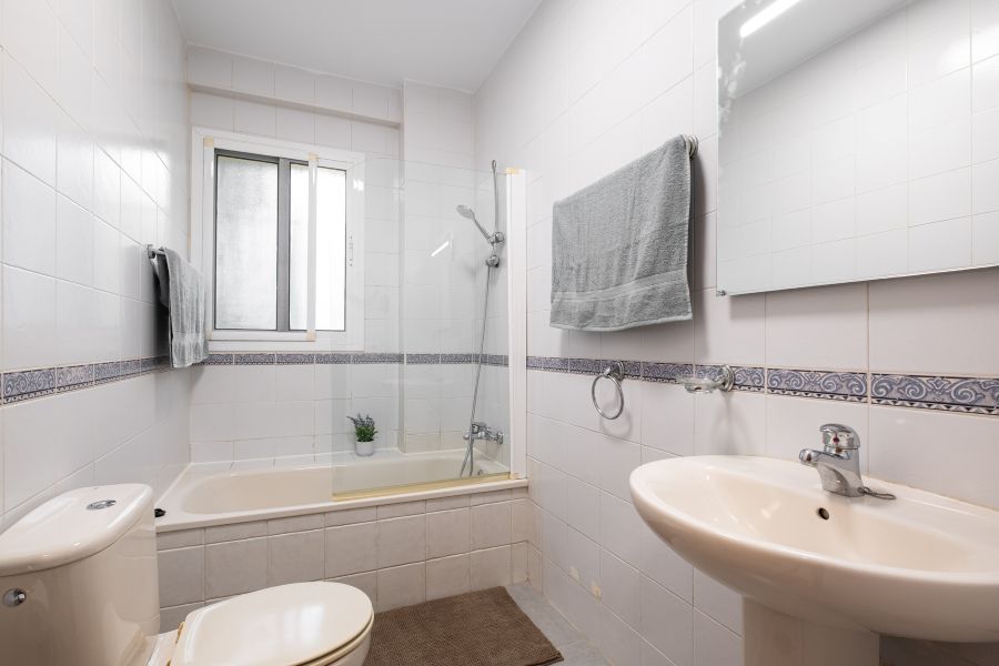 Comfortable ground floor apartment, located just a few minutes walk from the well-known Burriana beach.