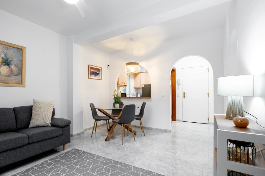 Comfortable ground floor apartment, located just a few minutes walk from the well-known Burriana beach.