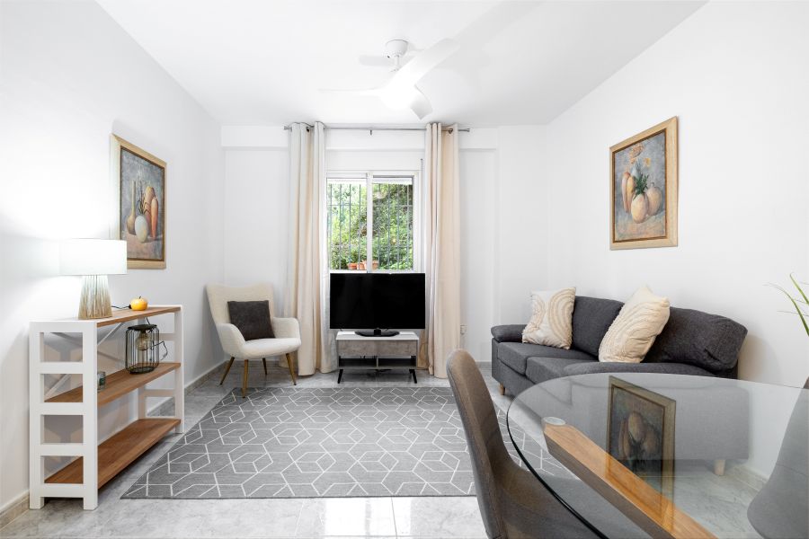 Comfortable ground floor apartment, located just a few minutes walk from the well-known Burriana beach.