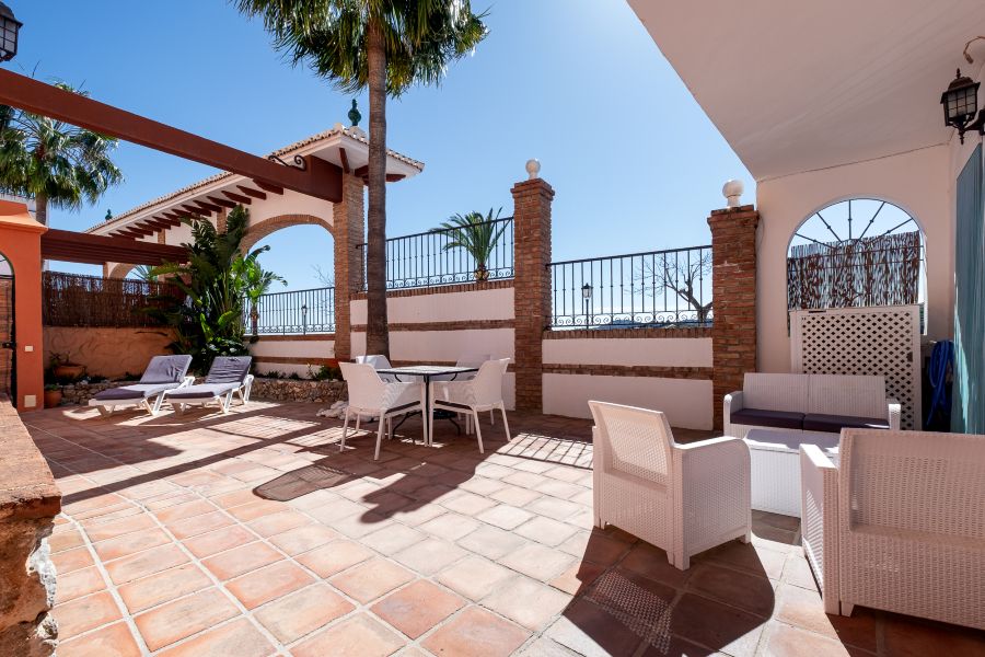 Apartment in the center of Frigiliana with communal pool.