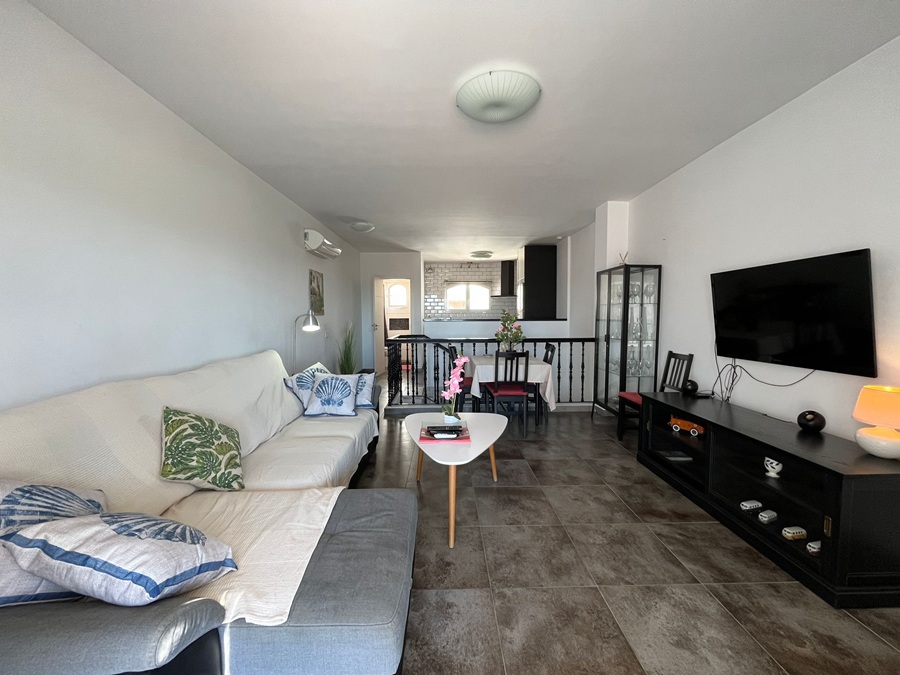 Renoverat hus med takterrass, panoramautsikt över havet och bergen samt separat lägenhet under huset