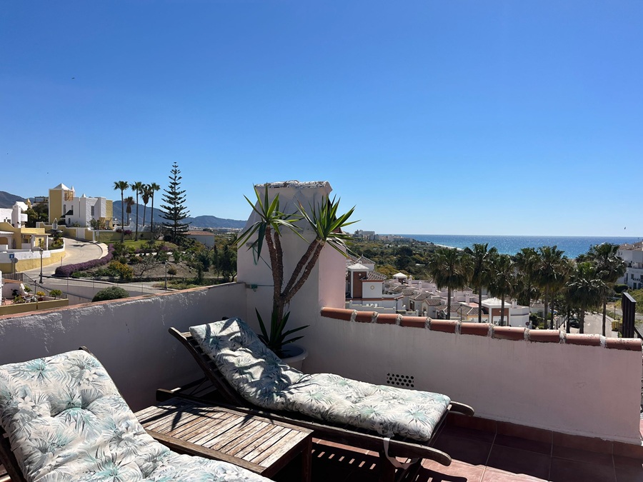 Renoverat hus med takterrass, panoramautsikt över havet och bergen samt separat lägenhet under huset