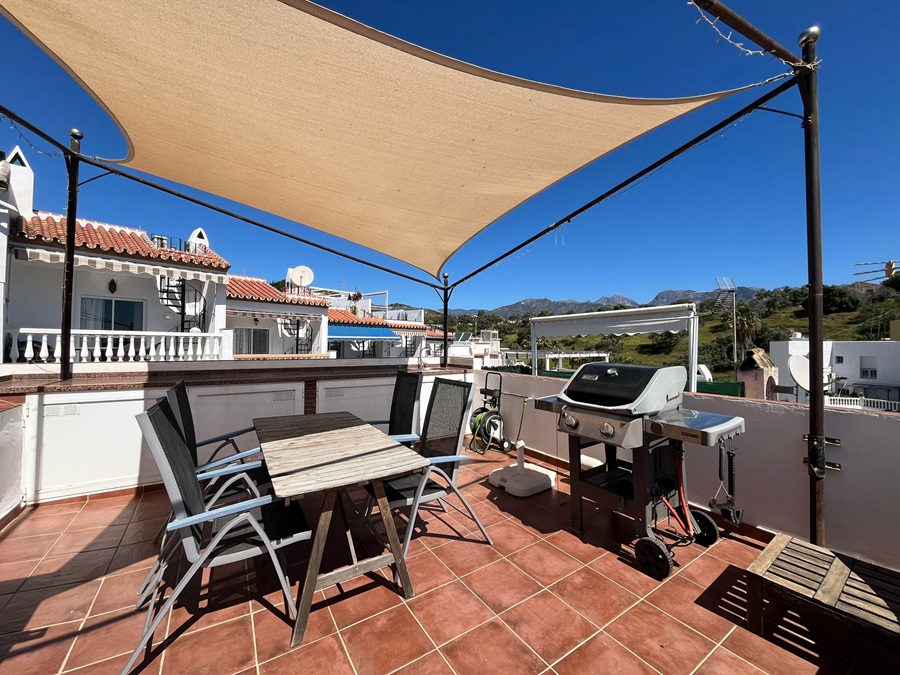 Renoverat hus med takterrass, panoramautsikt över havet och bergen samt separat lägenhet under huset