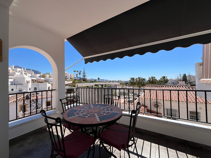 Renoverat hus med takterrass, panoramautsikt över havet och bergen samt separat lägenhet under huset